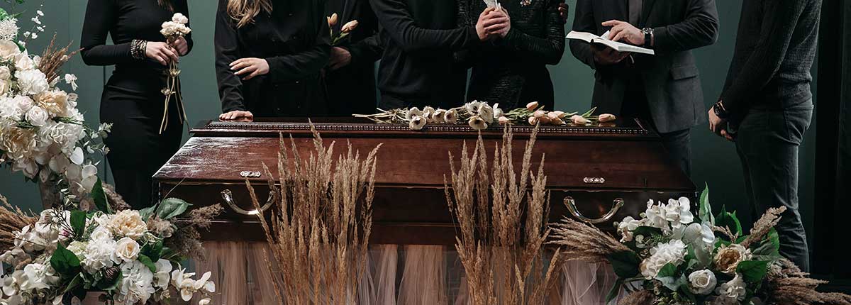 Comment se déroulent les obsèques : étapes, rituels, organisation